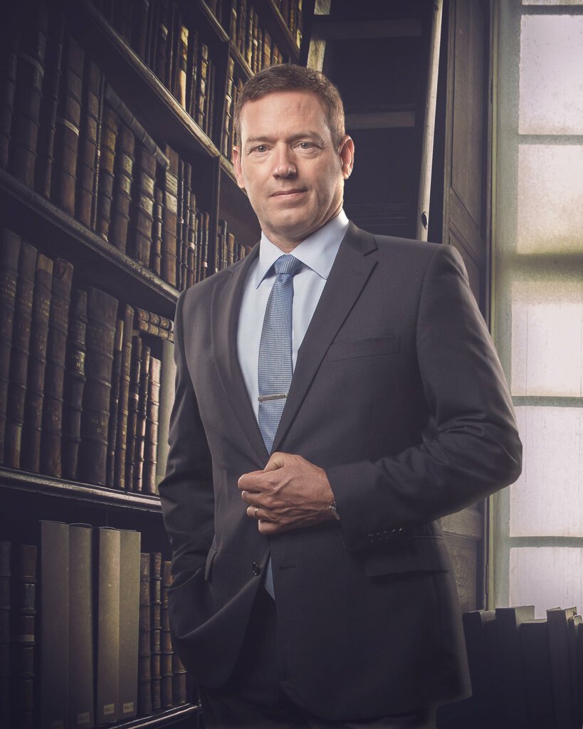 Девушка в кафе без лица