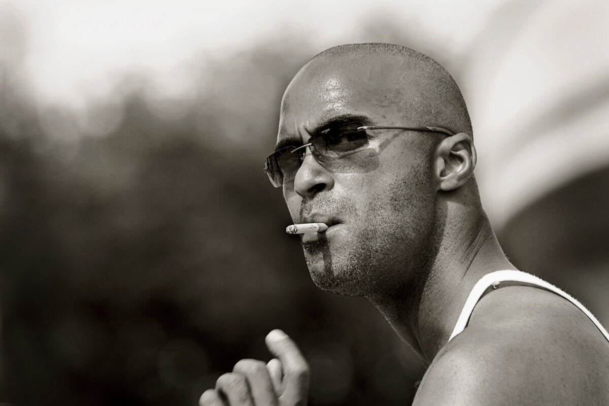 Лысый брутальный мужчина