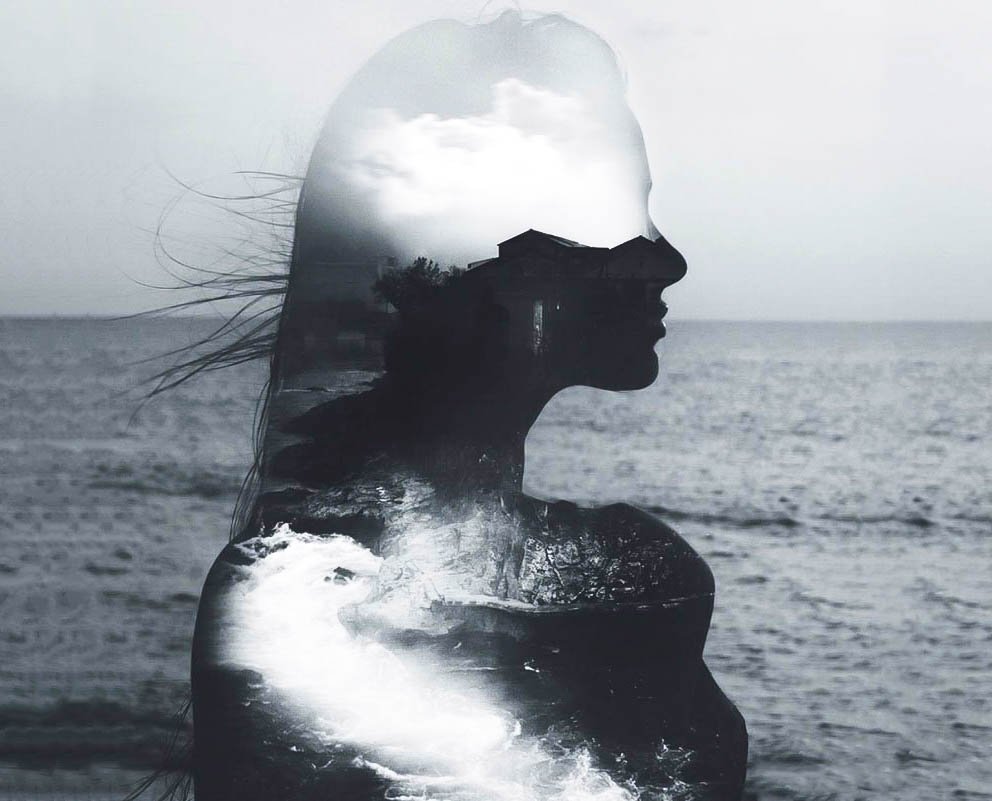 Грустная девушка с цветком