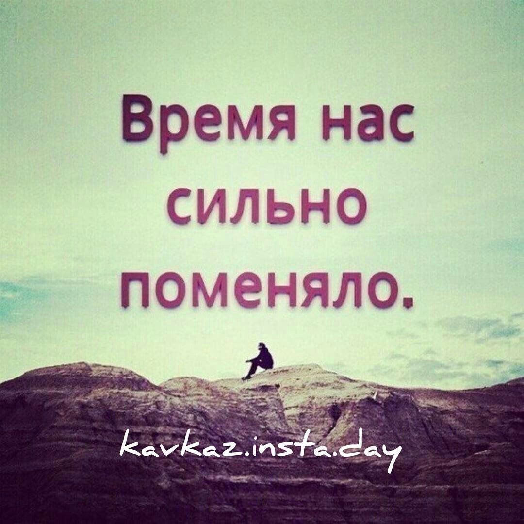 Девушка с короткими волосами на закате