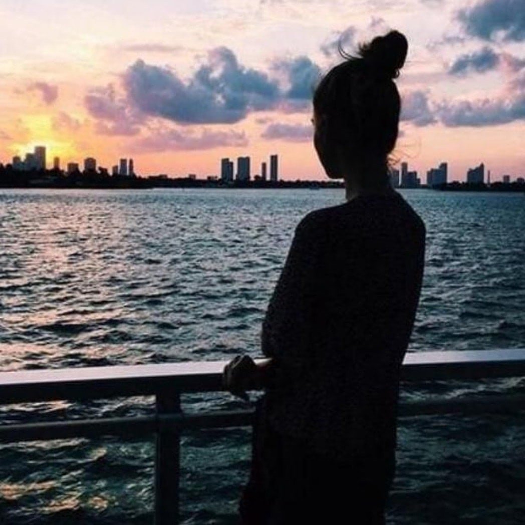 Девушка с сиренью без лица