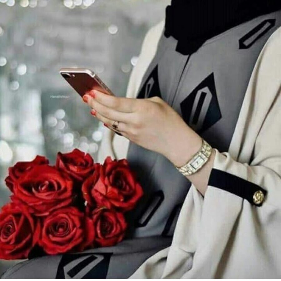 Черная бабочка на руке