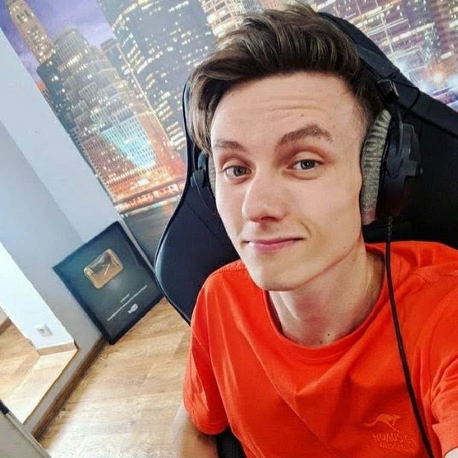 Парень в белой Балаклаве