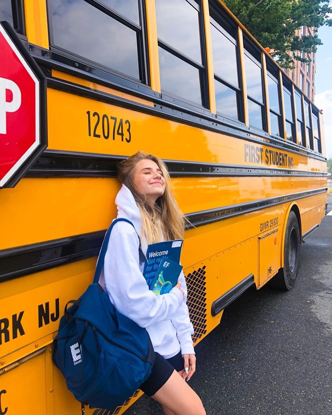 Я езжу в школу на автобусе. Катя Адушкина в Америке. Фотосессия с желтым автобусом. Автобус для путешествий. Девушки в школьном автобусе.