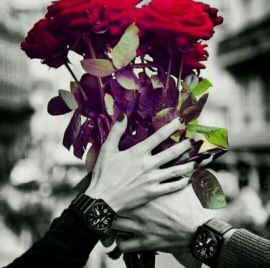 Парень с цветами в руках без лица