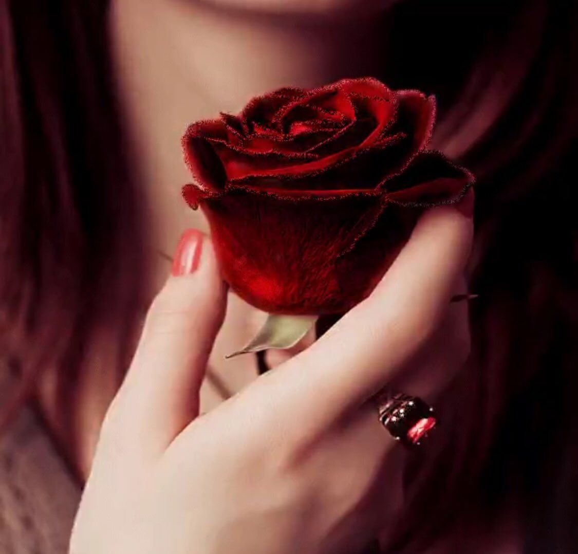 Девушка с розгами в руках