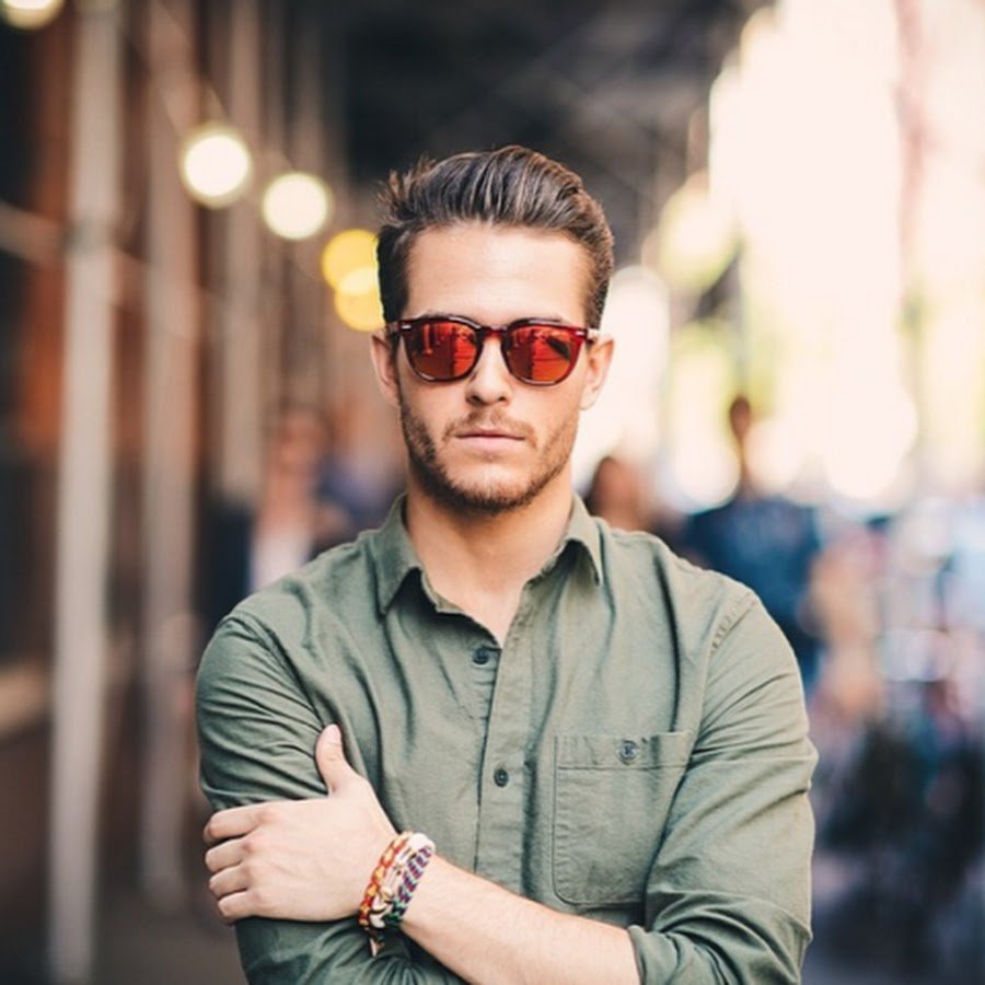 Адам Галлахер очках