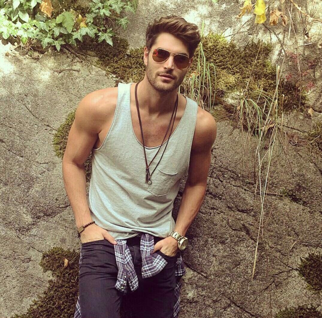 Красивые парни летом