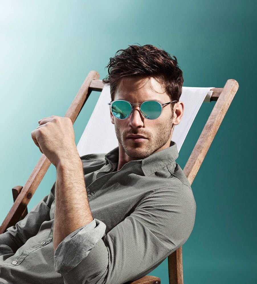 Мужчина в очках