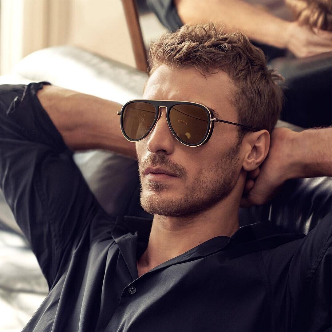 Красивый мужчина в очках