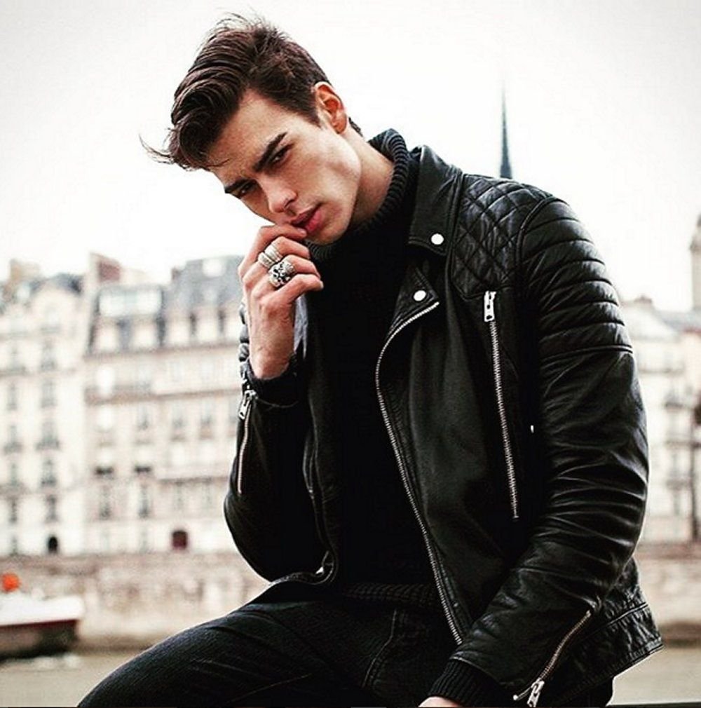 Красивый парень в кожаной куртке