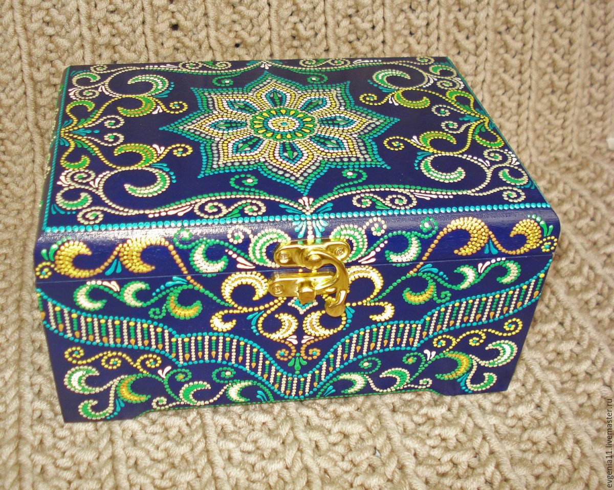 Точечная роспись сундука