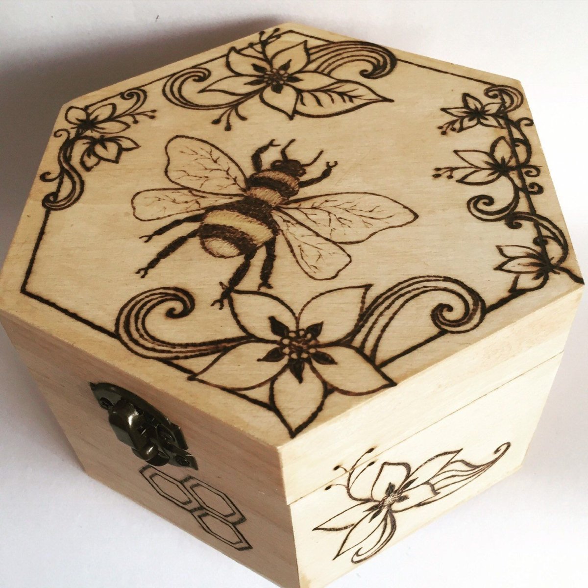 Выжигание на шкатулке