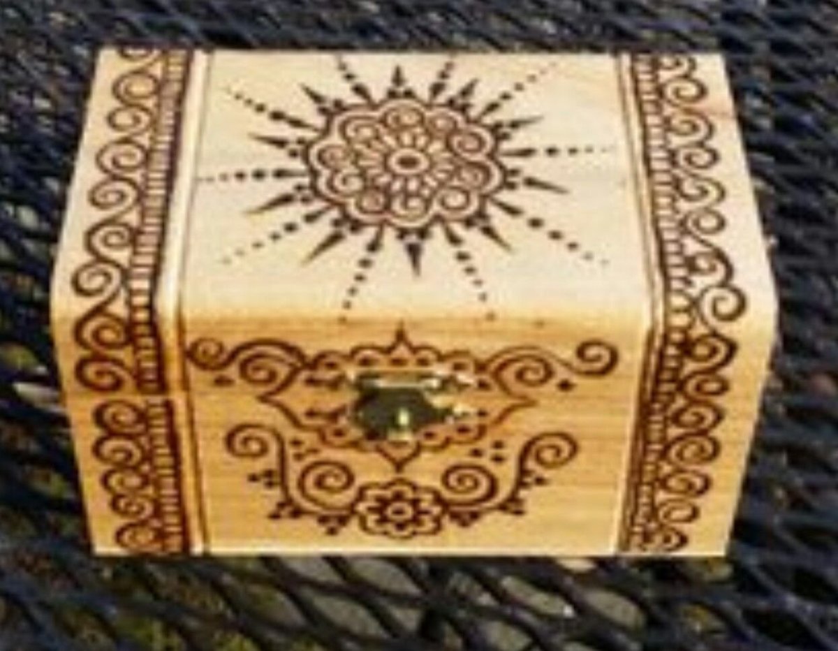 Выжигание на шкатулке