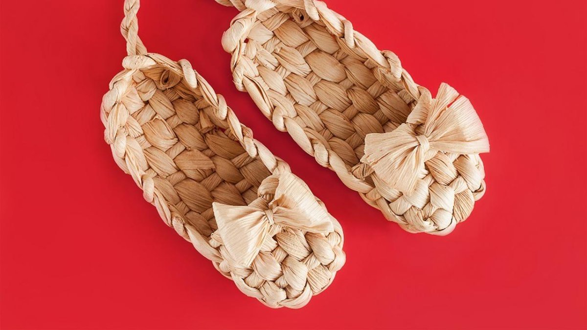 Лапти на прозрачном фоне