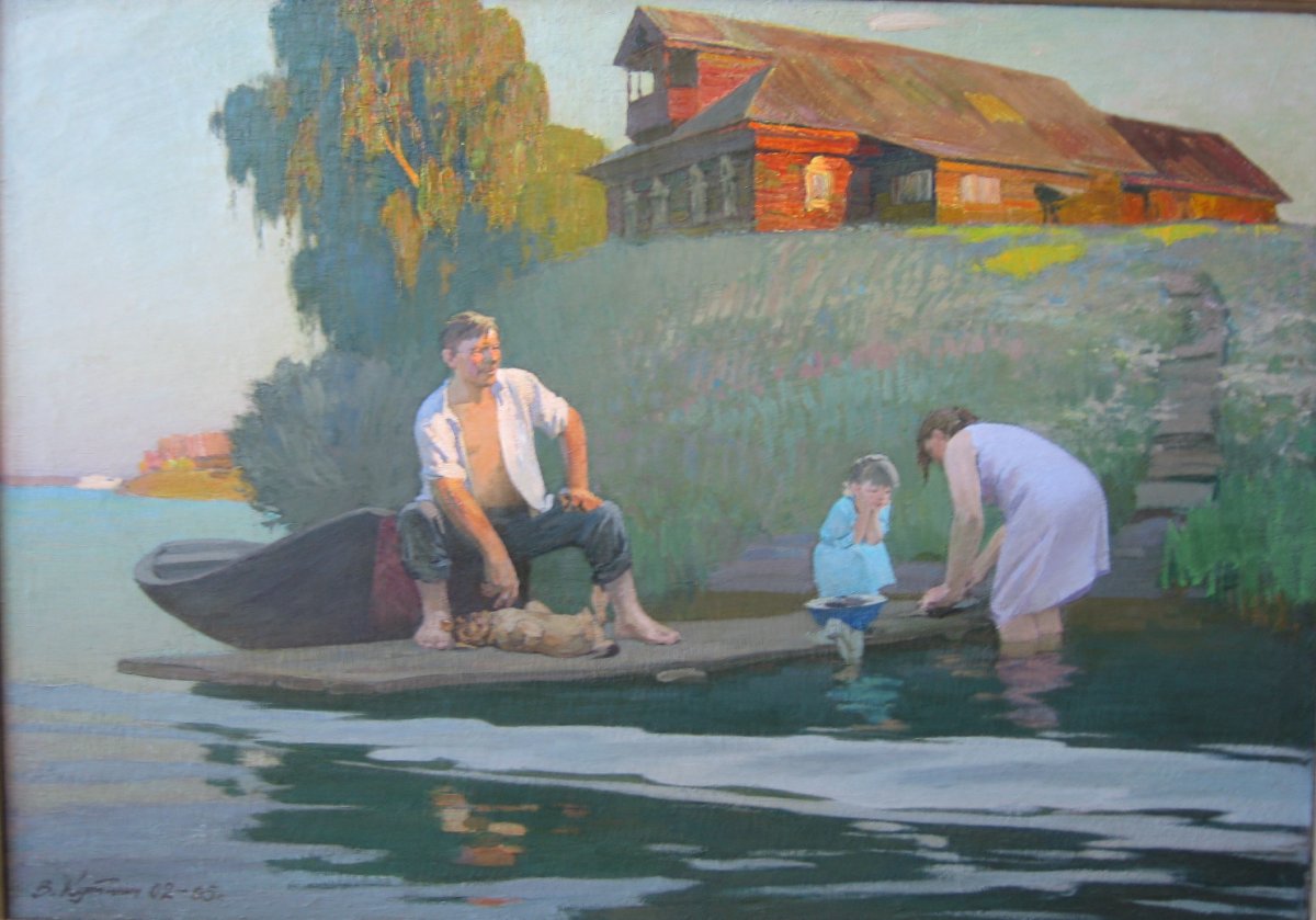 Прилепленное под крышей гнездо ласточки,