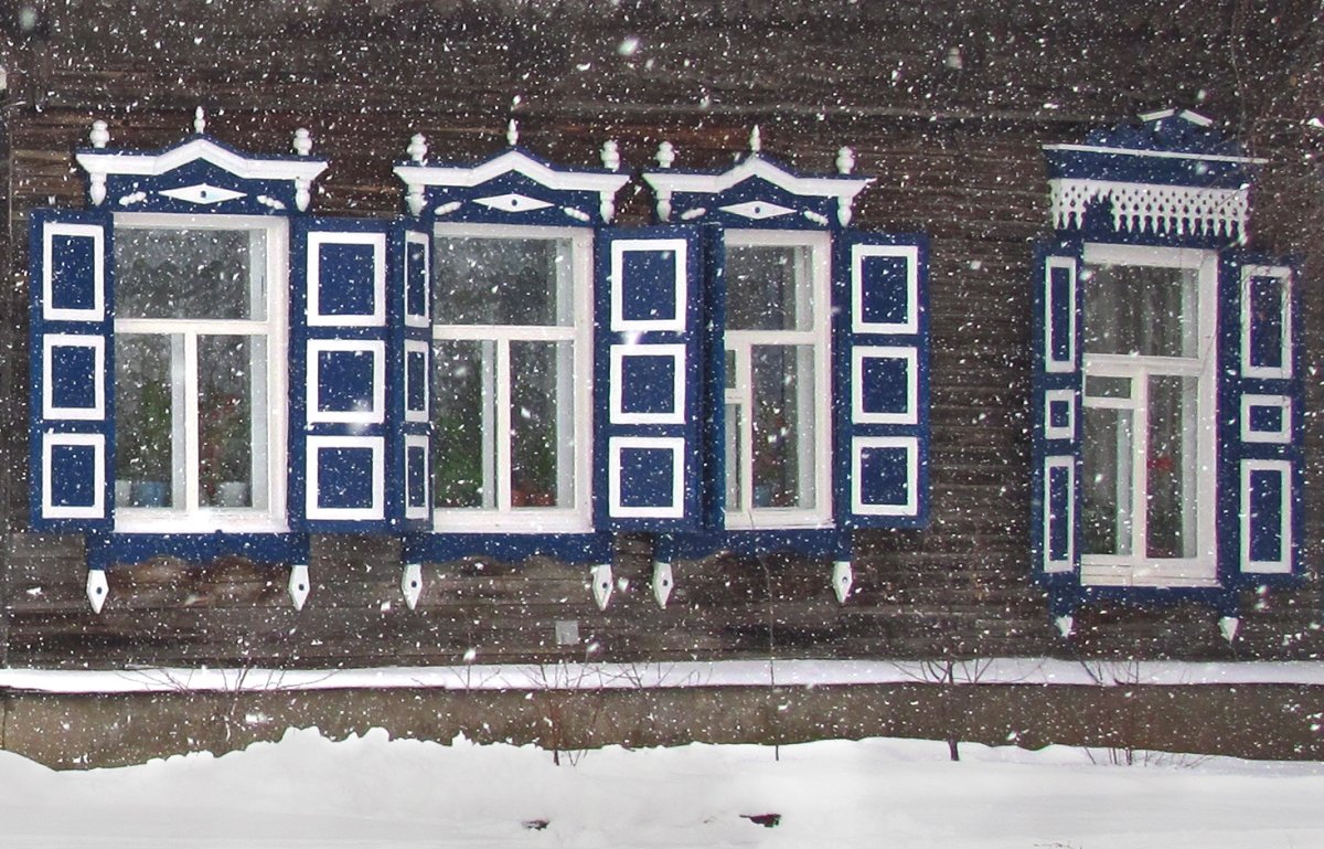 Белый дом с голубыми ставнями