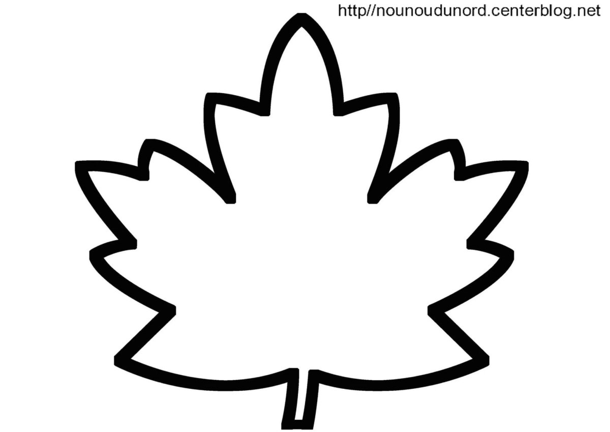 Орнамент в круге кленовых листьев