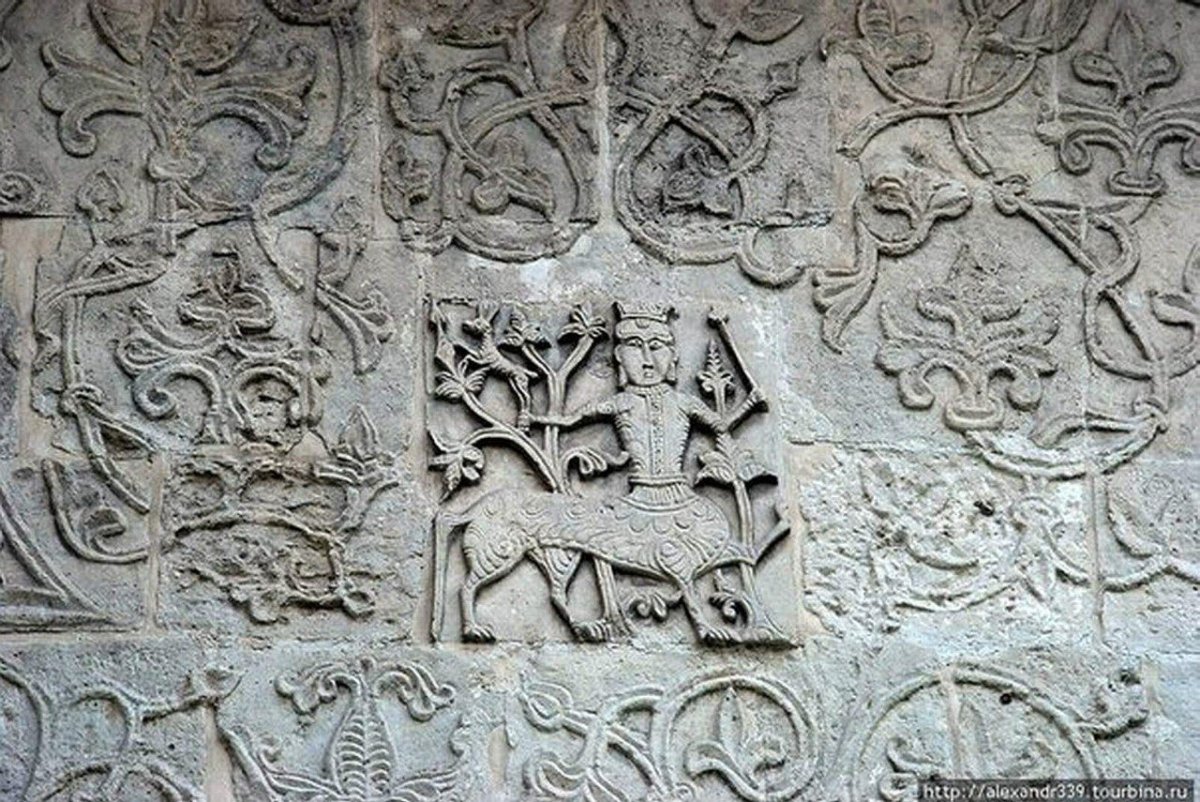 Белокаменная резьба Георгиевского собора