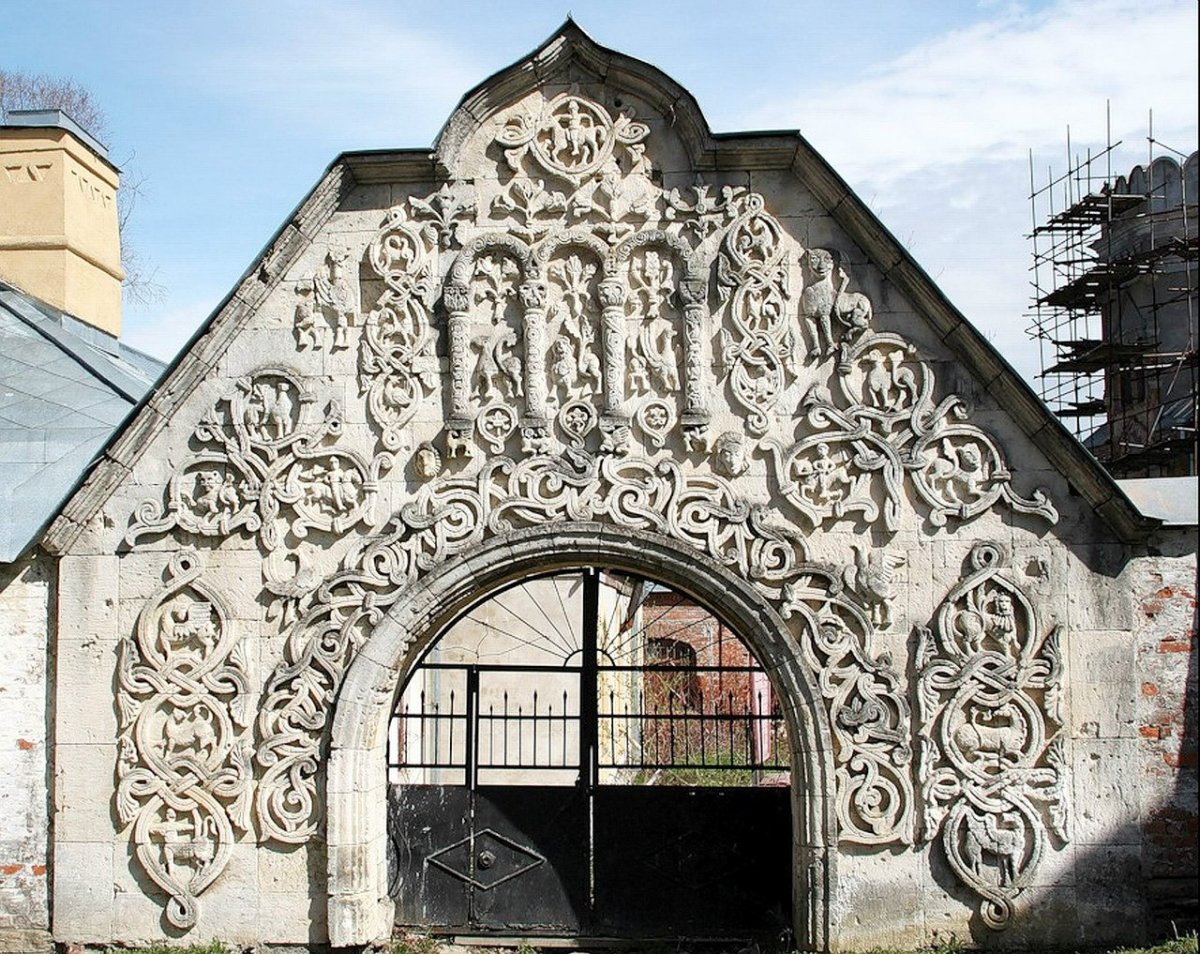 Белокаменная архитектура с резьбой