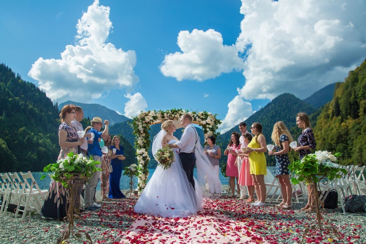 Свадьба на озере Рица