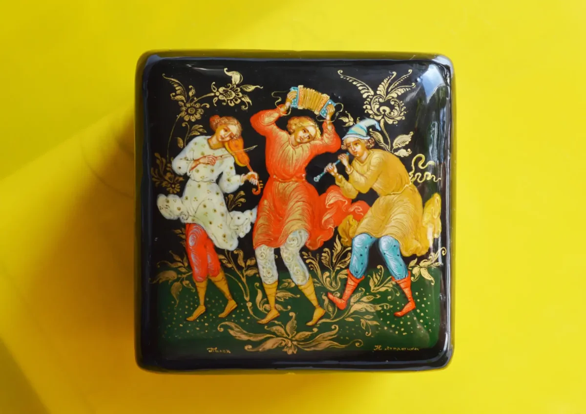 Красная шапочка лаковая миниатюра