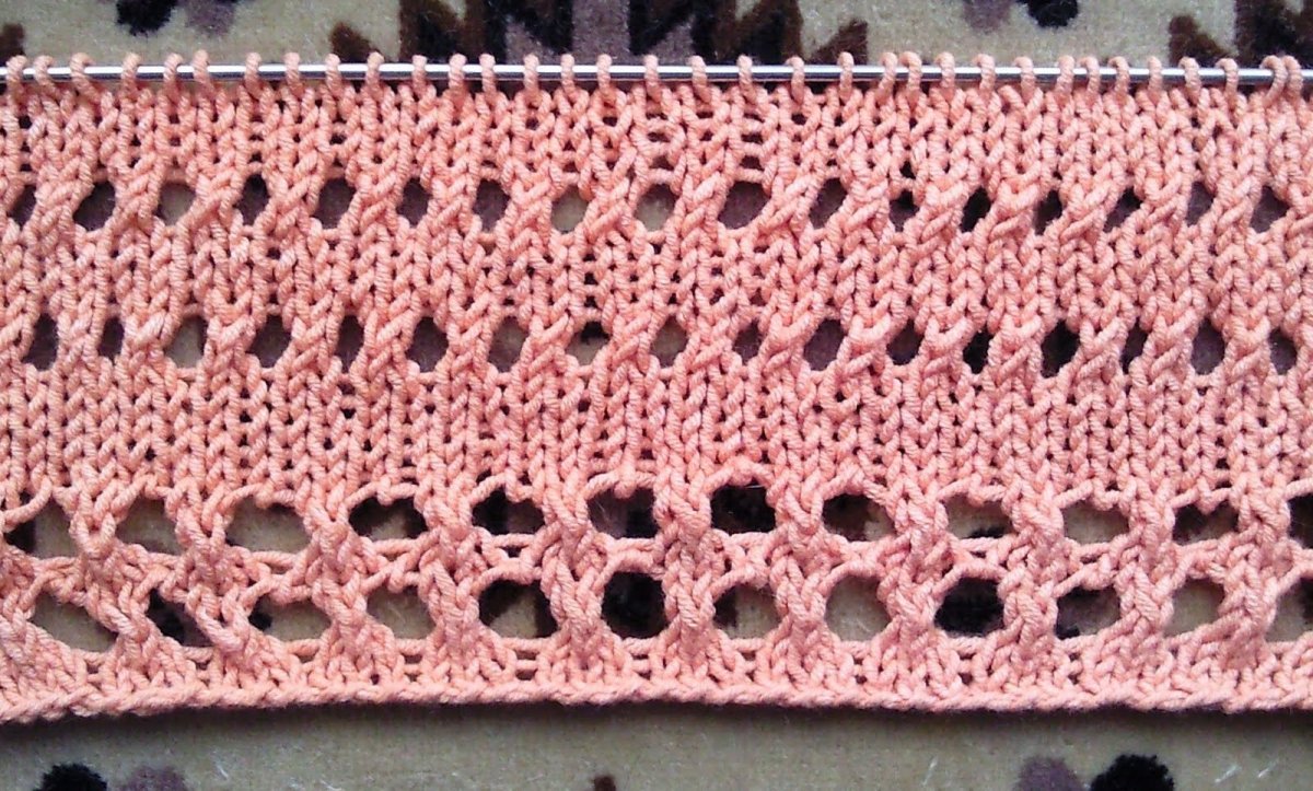 Узор с большими дырками спицами