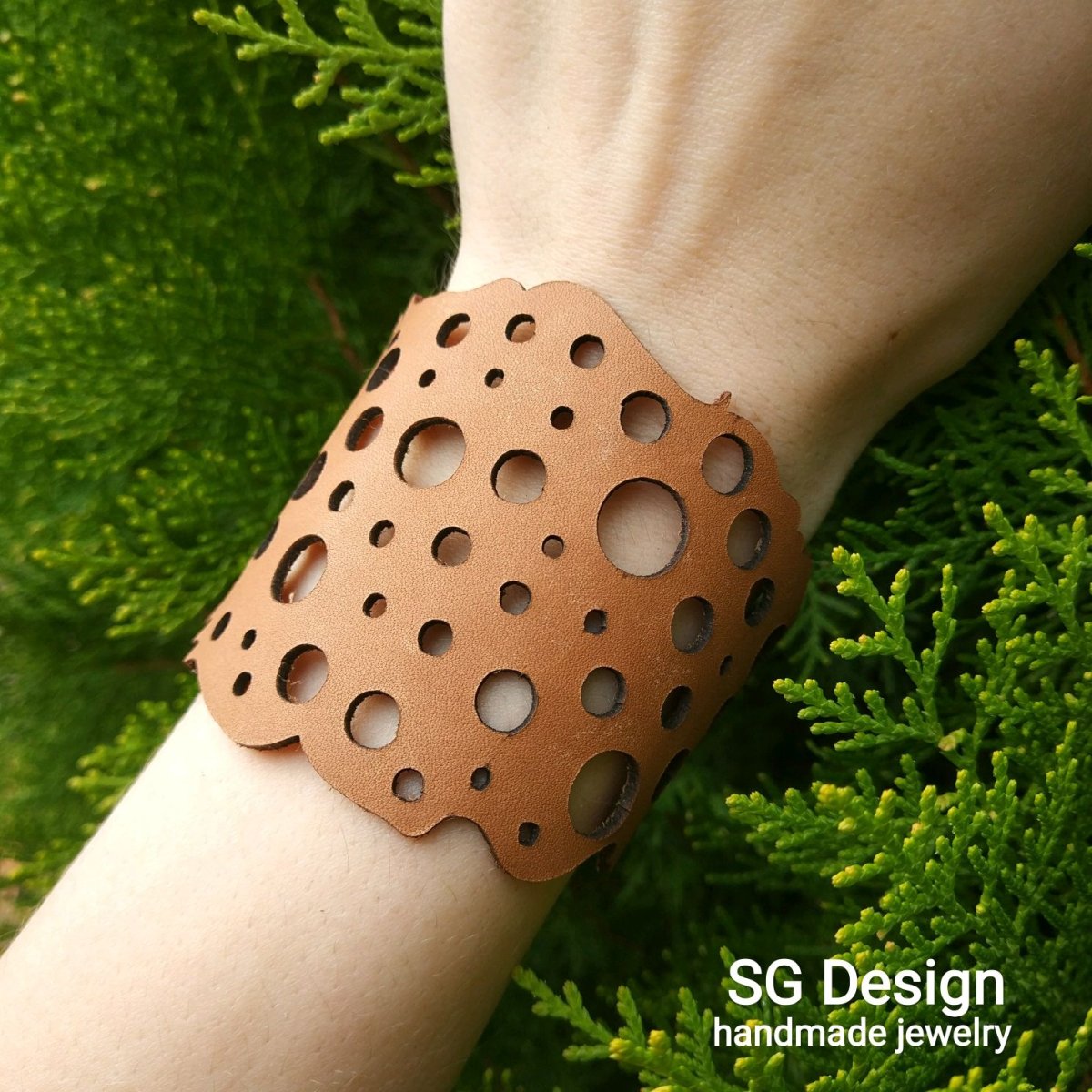 Браслет с отверстием