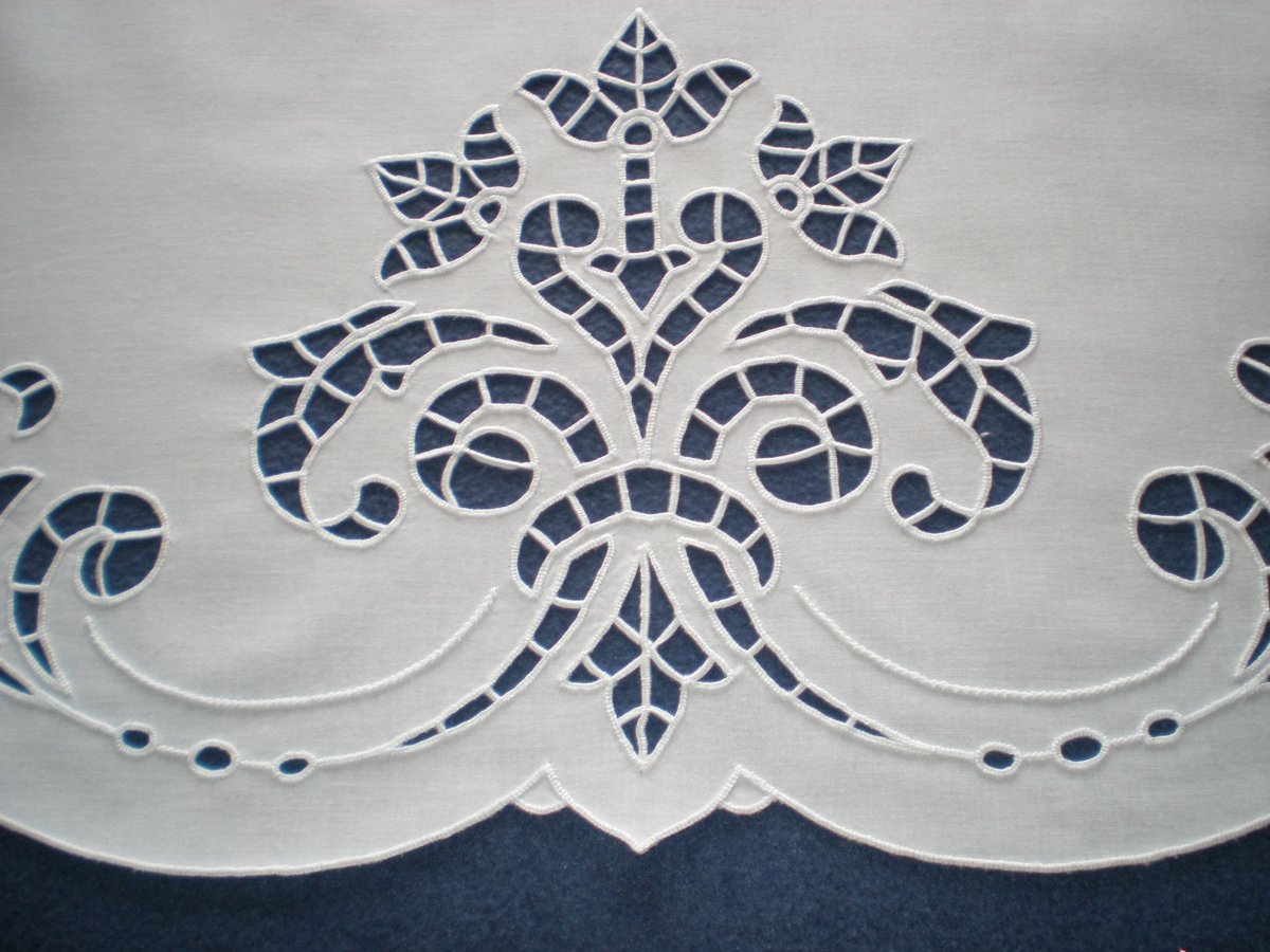 Прорезная гладь вышивка