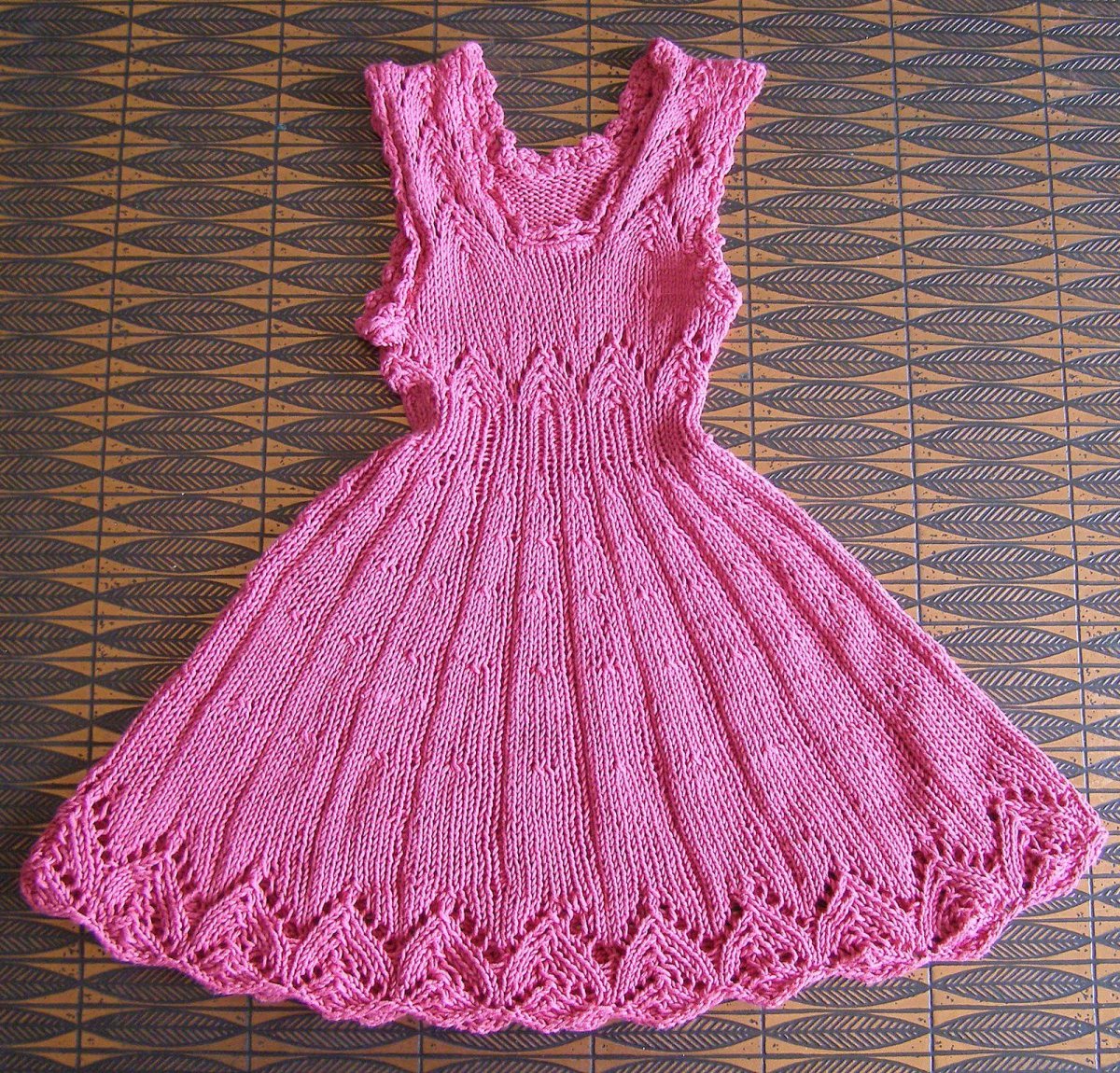 Вязаное детское платье спицами