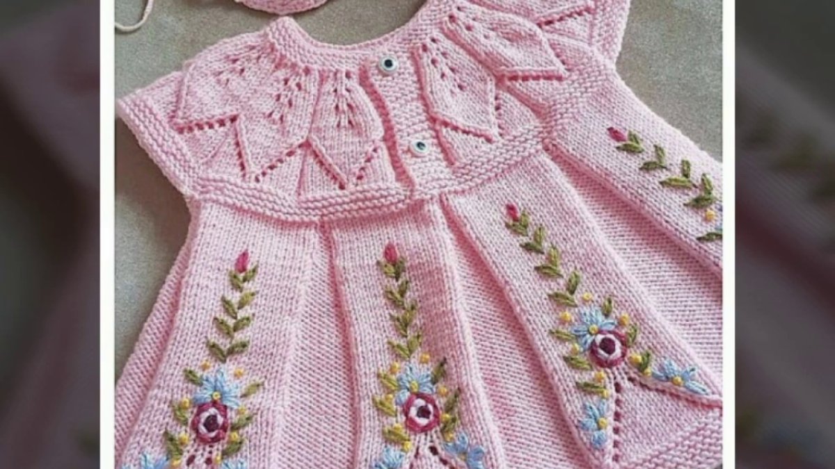 Детское платье спицами