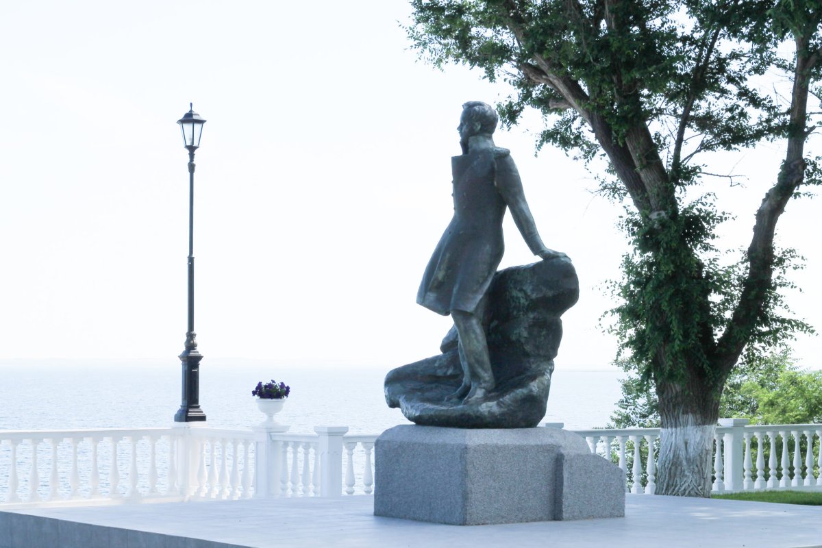 Тамань памятник Пушкину