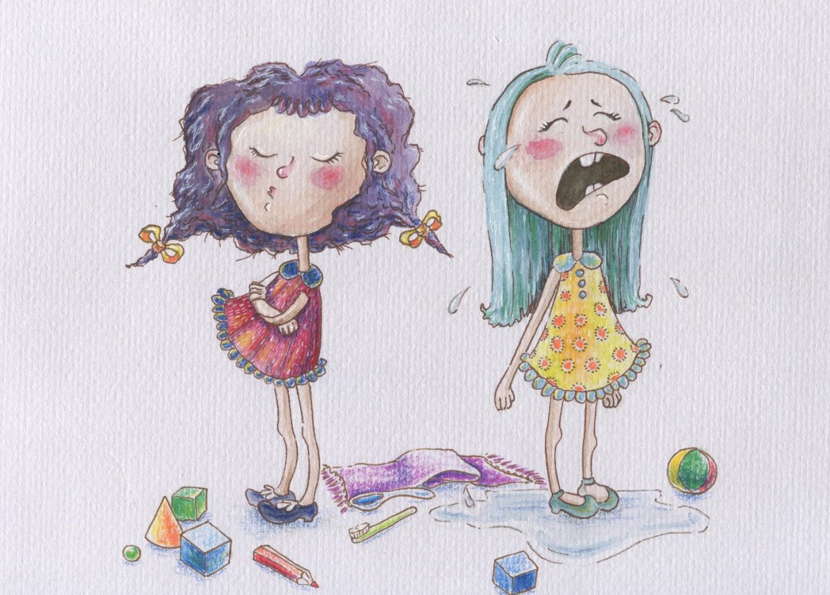 Девочка укладывает куклу спать