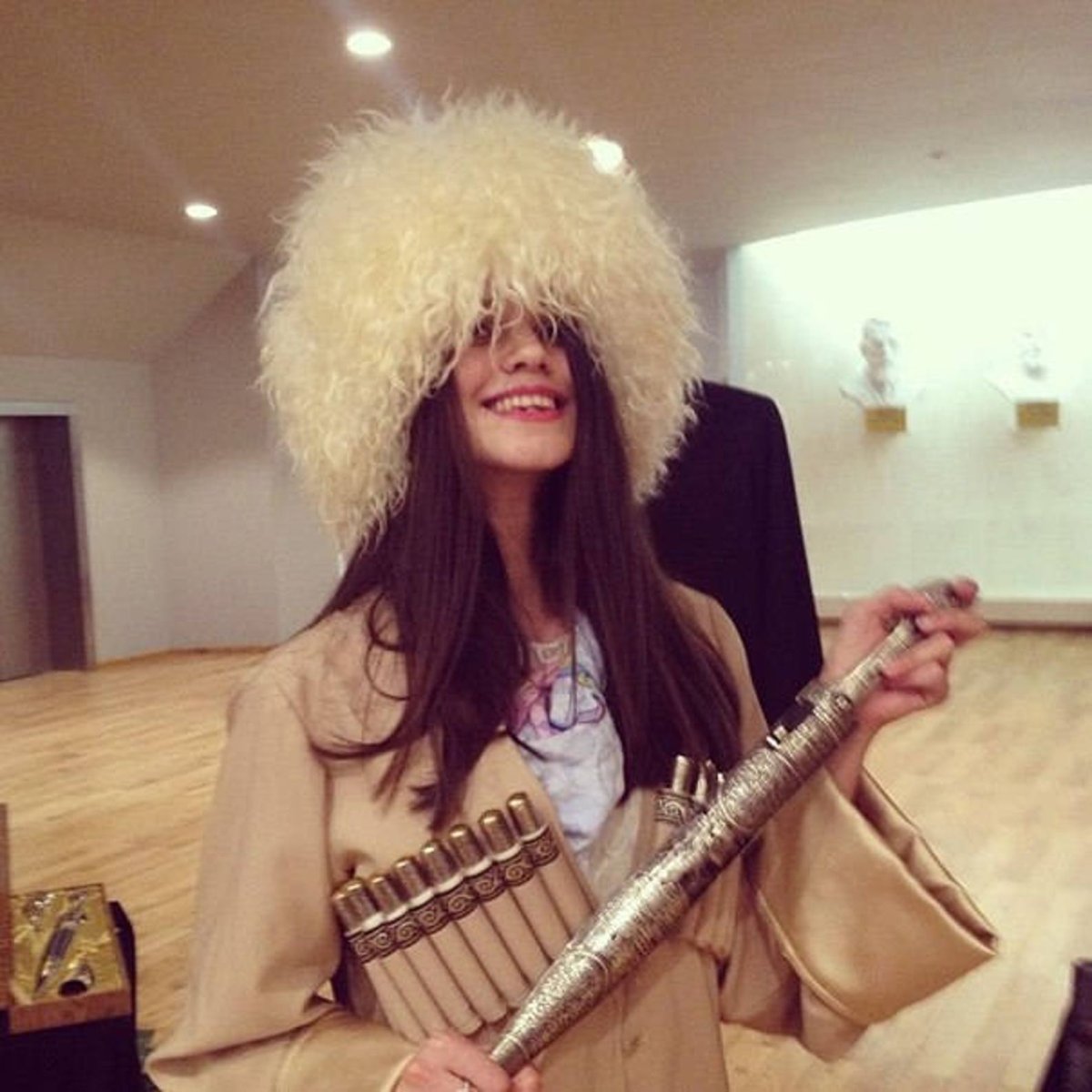 Девушка в папахе