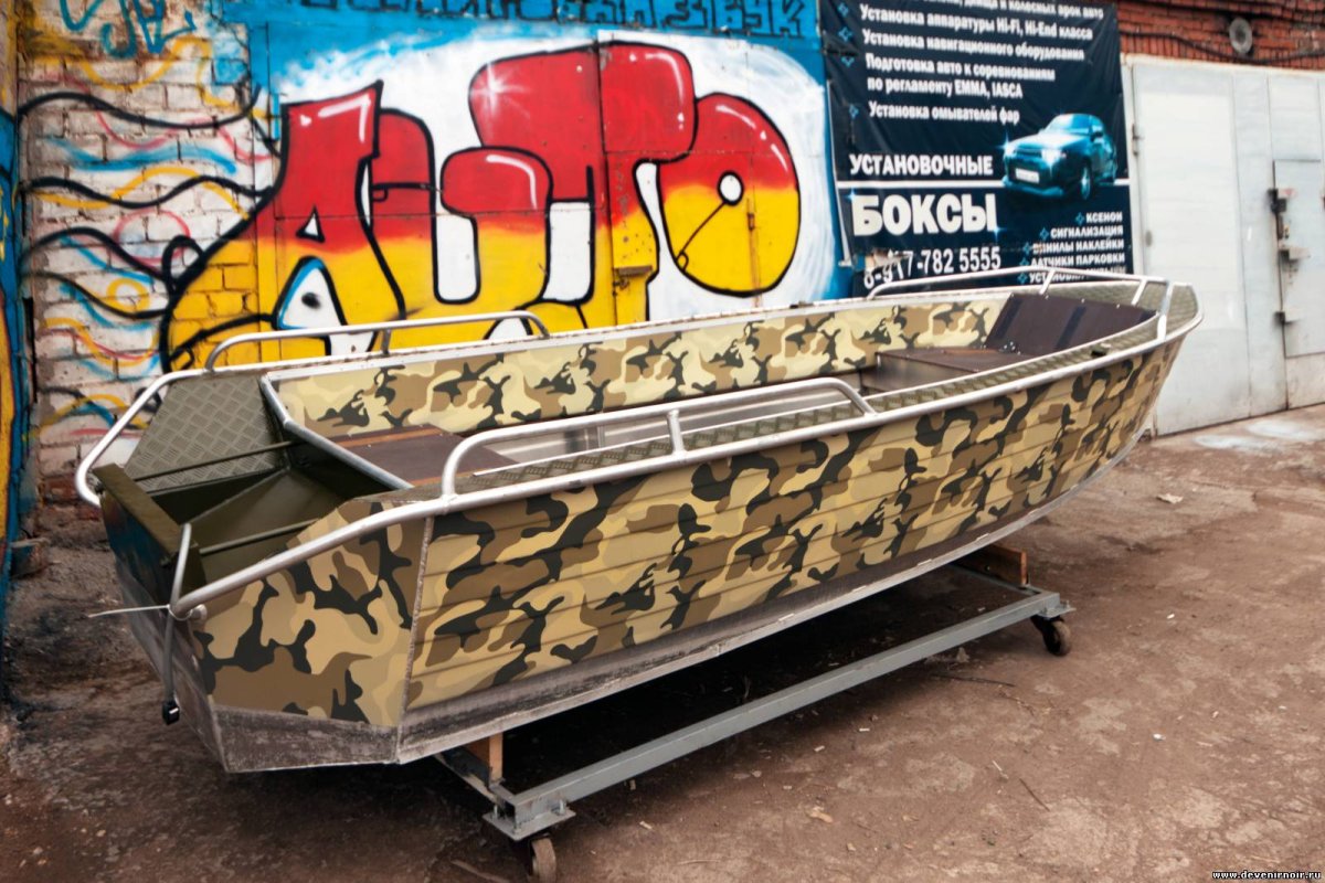 Лодка обклеенная