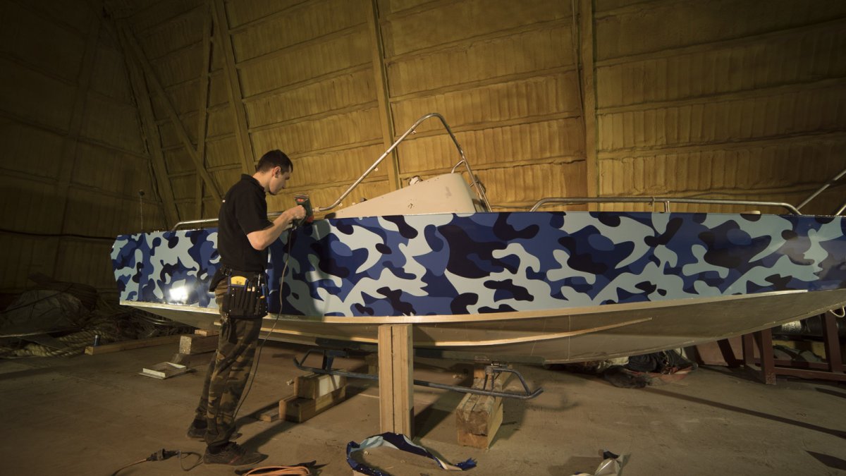 Лодка обклеенная