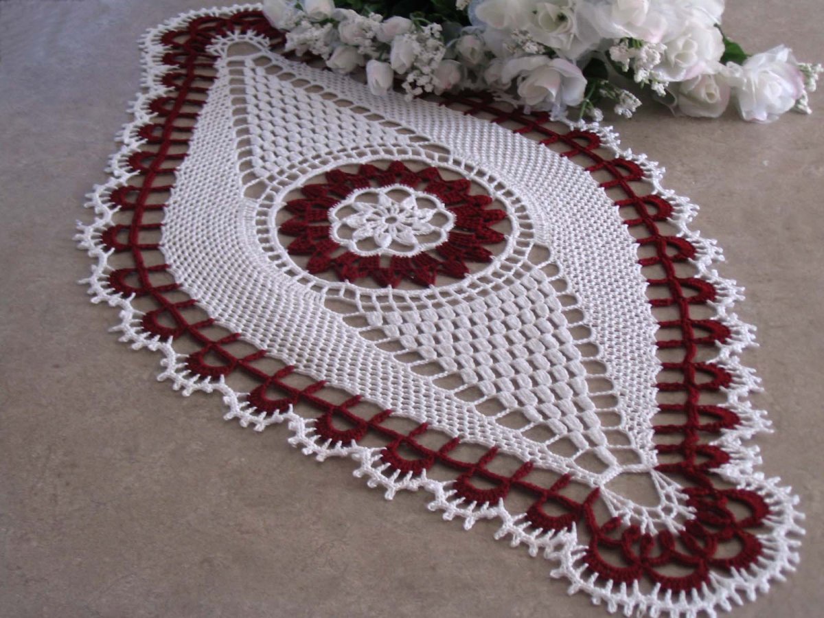 Салфетка окаймлена лентой