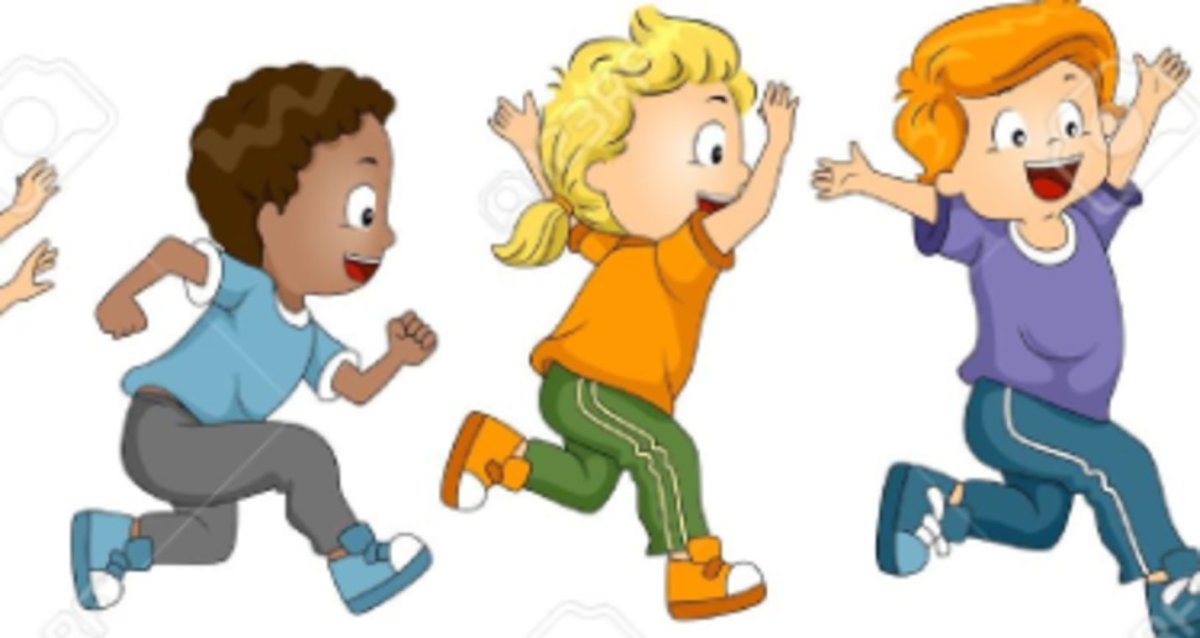 Дети бегают на белом фоне