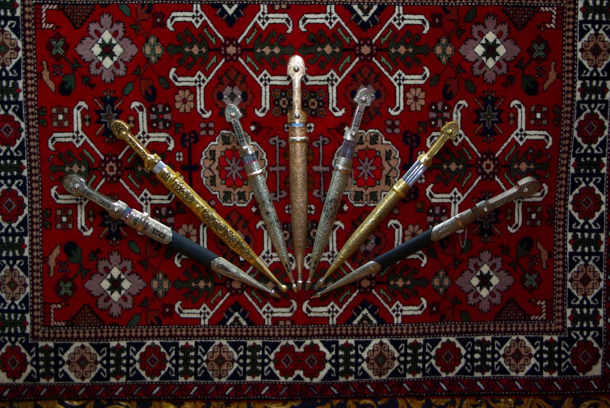 Сабли на стене