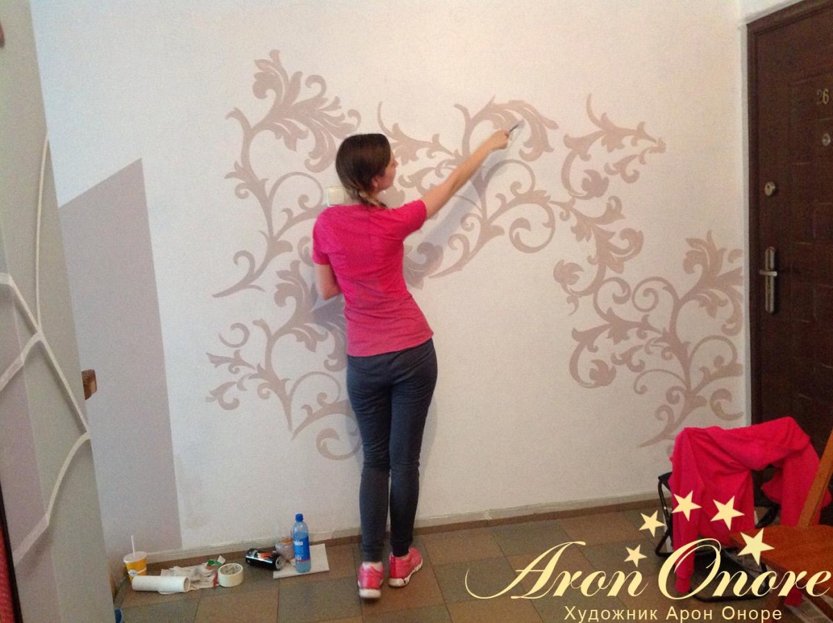 Узор краской подъезд на стену