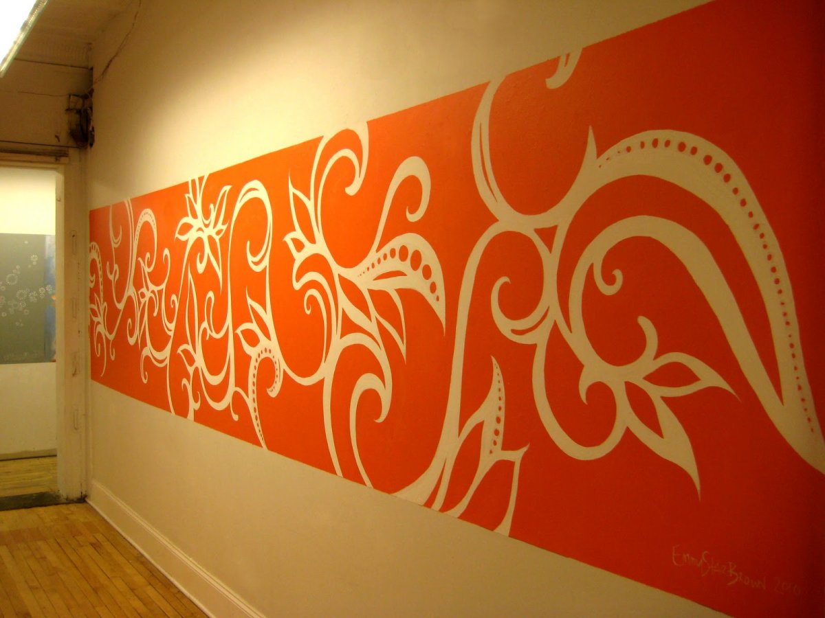 Орнамент на окрашенной стене