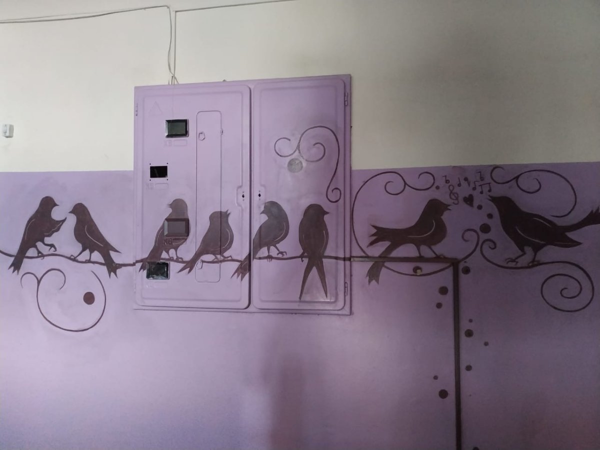 Красивый арт на стене в подъезде