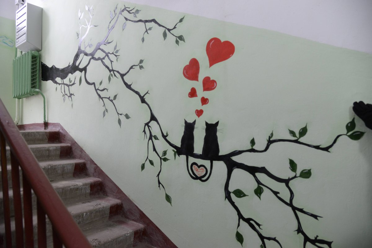 Украшение стен в подъезде