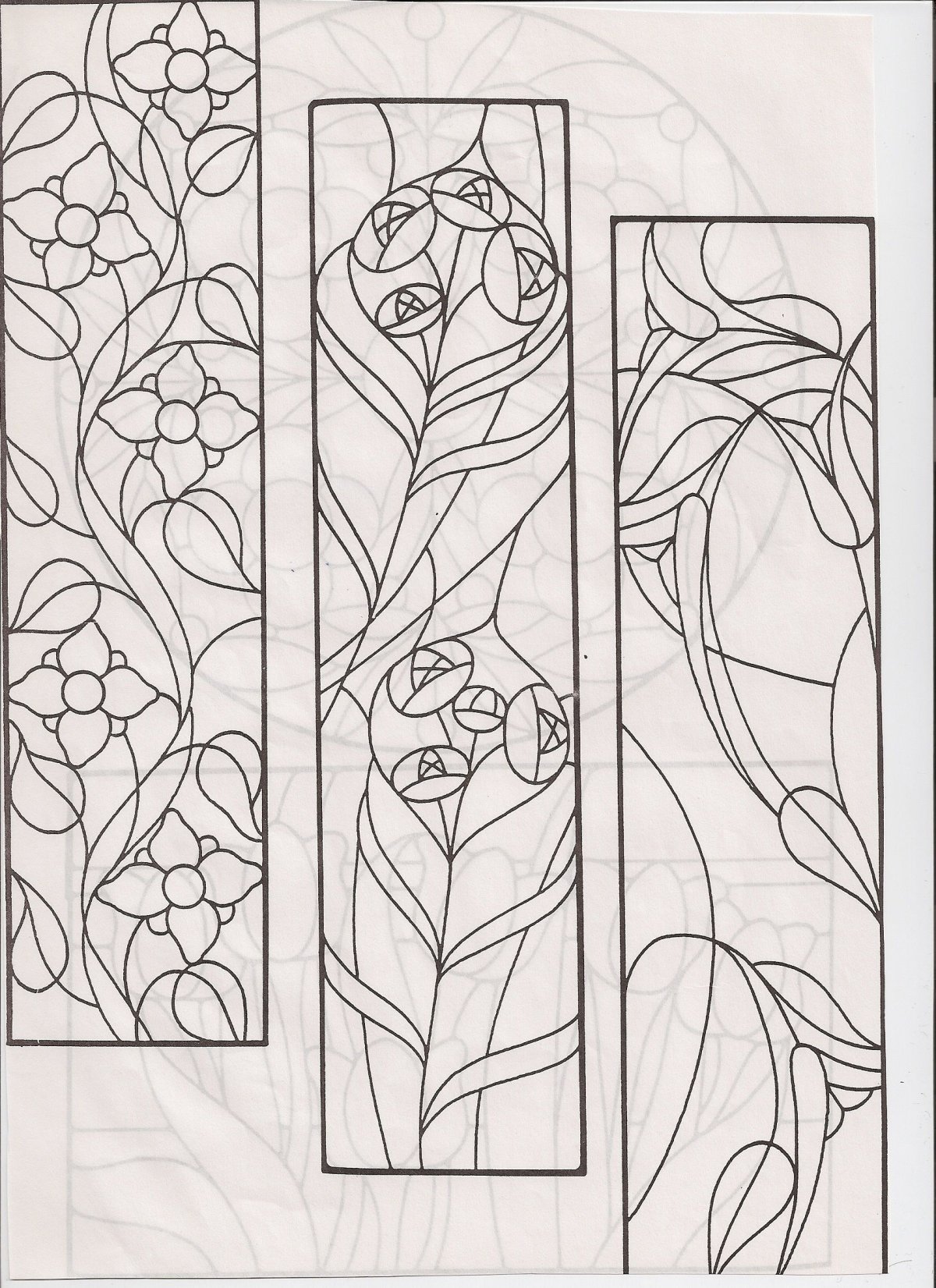 Витражные узоры на стекле