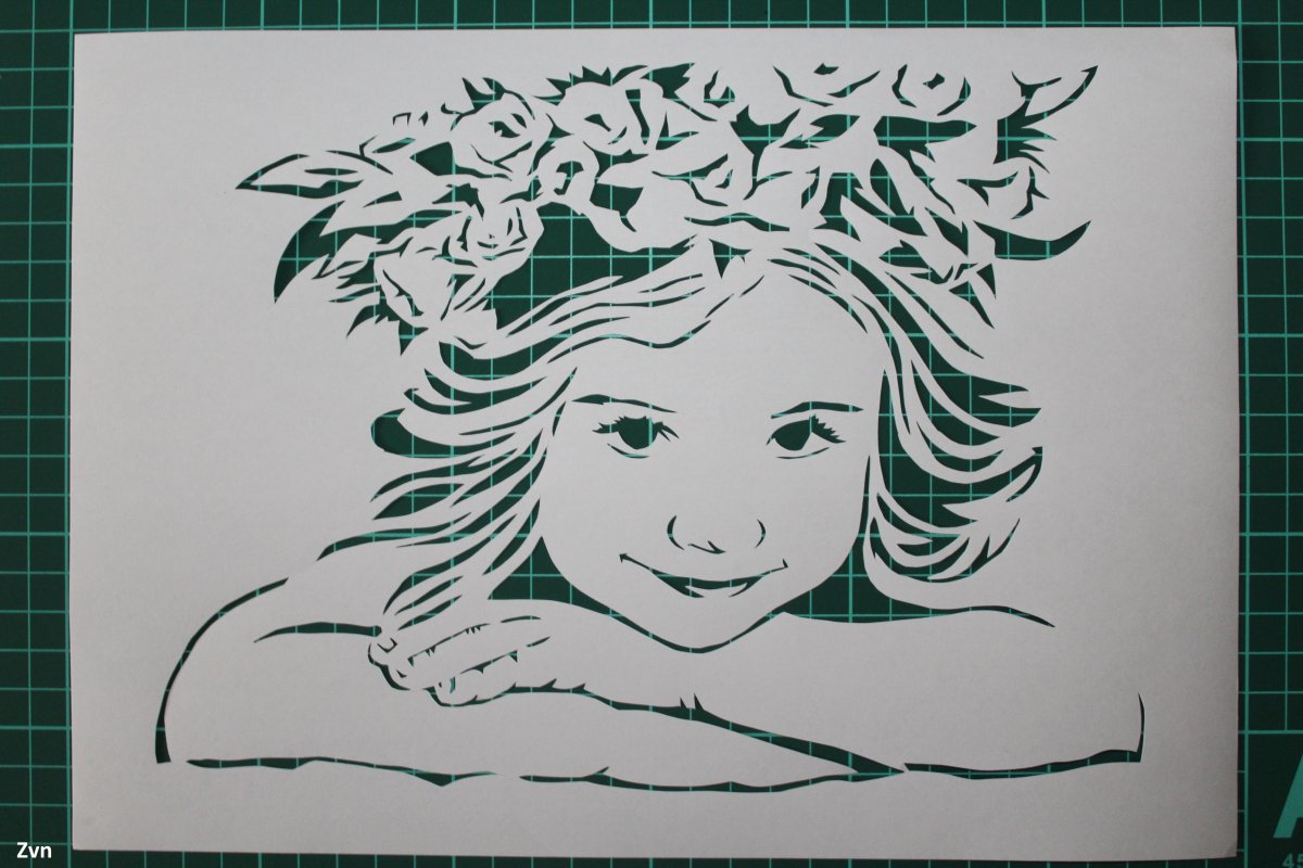 Симметричное вырезание из бумаги