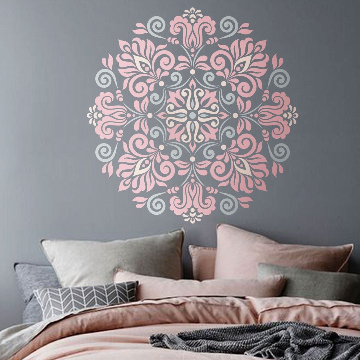 Мандала на стене в интерьере