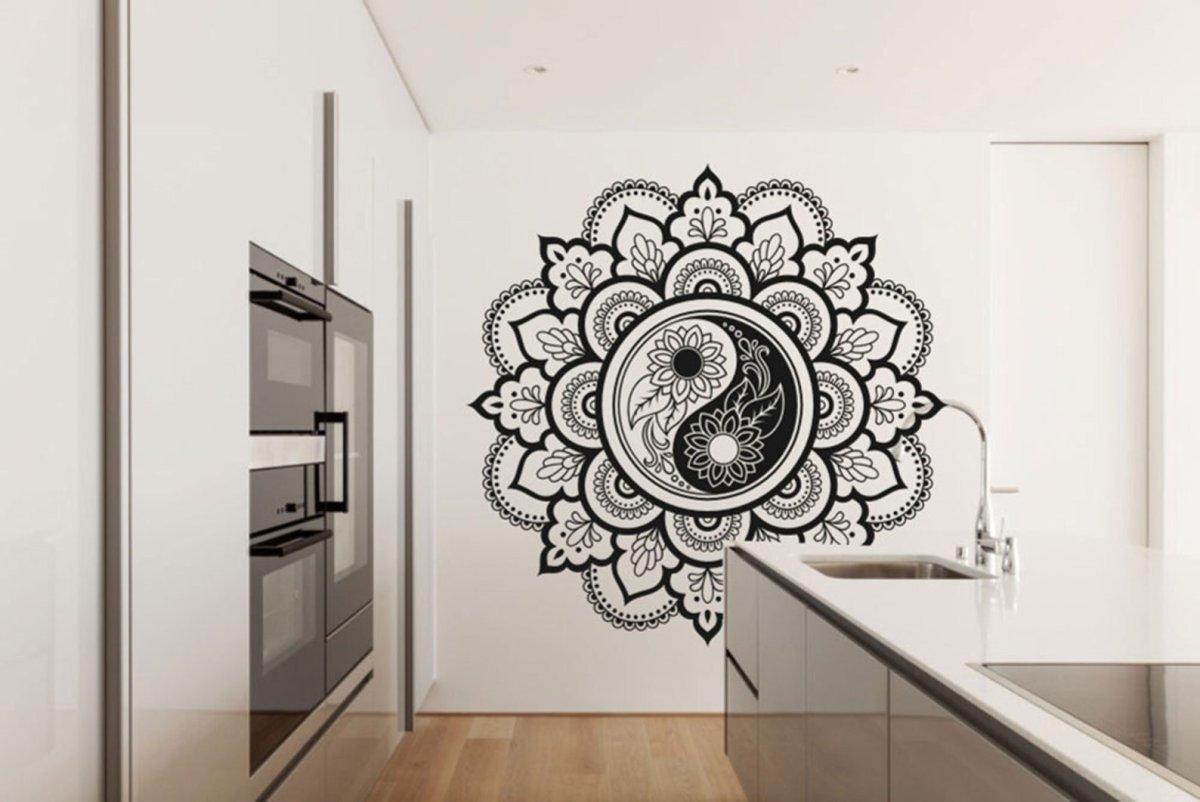 Мандала на черной стене