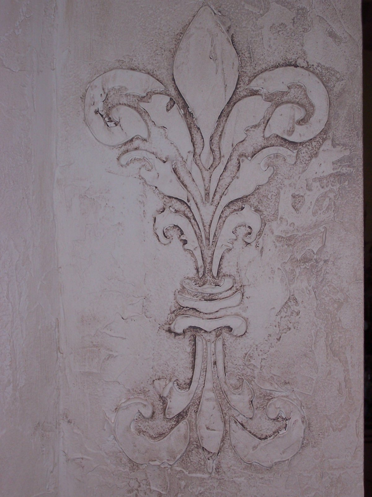 Штукатурка с трафаретом и поталью