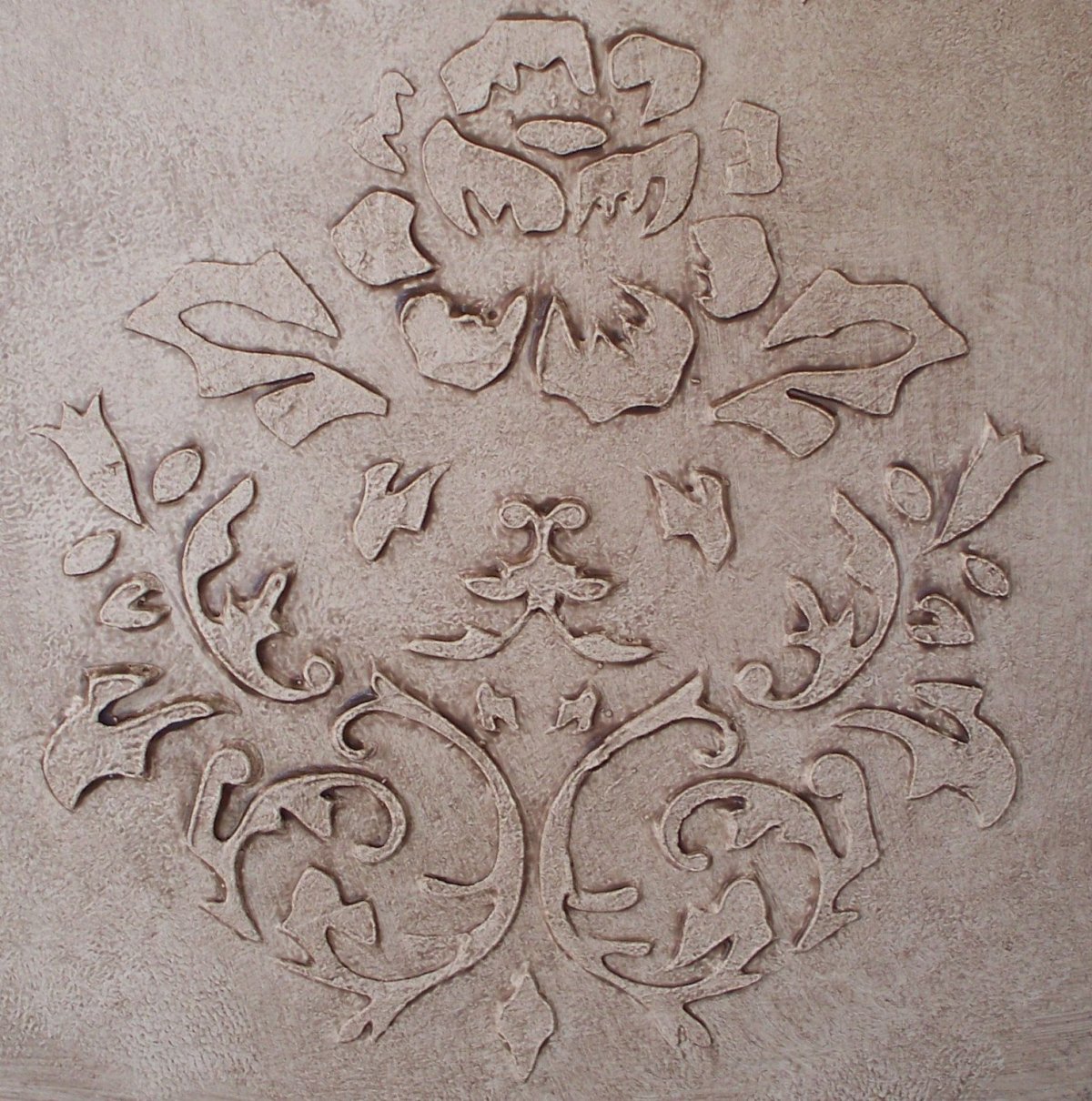 Трафаретная декоративная штукатурка в интерьере