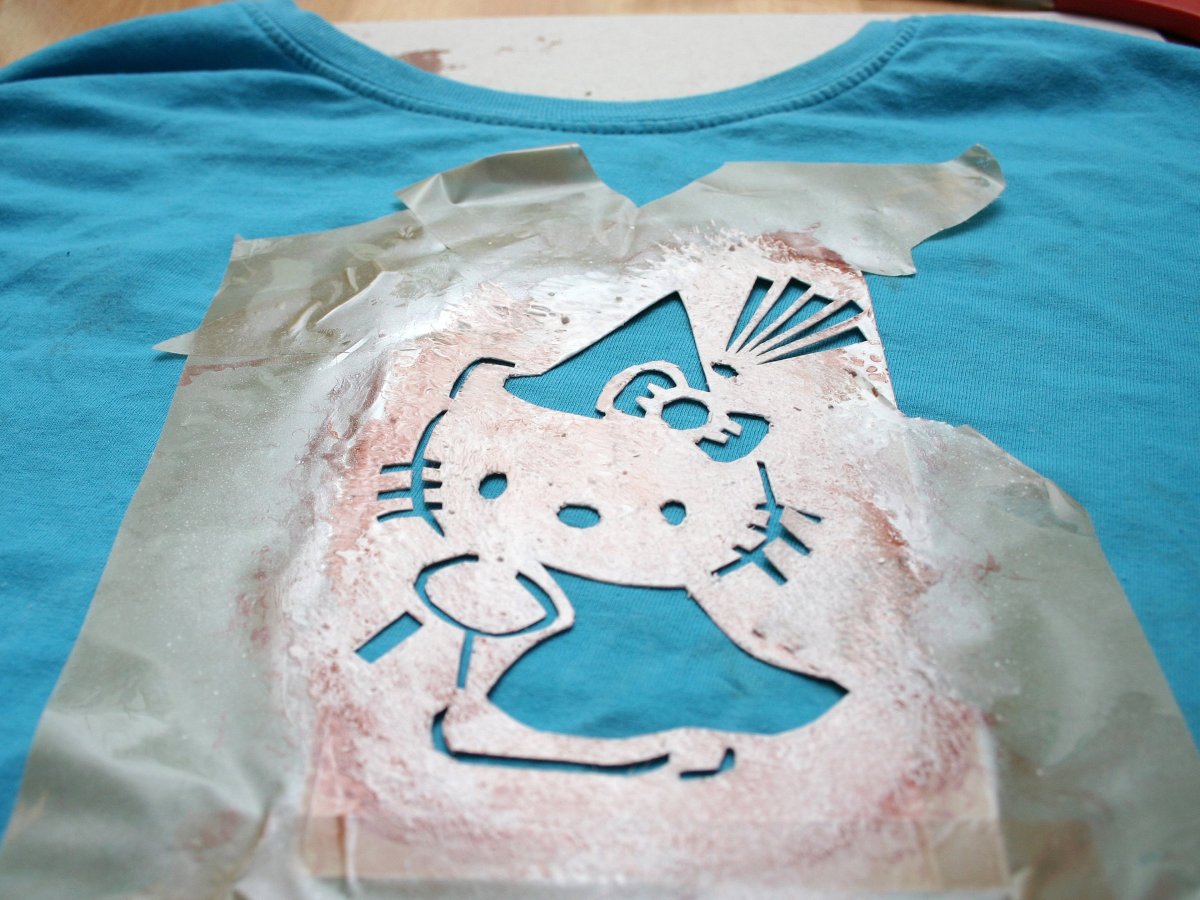 Роспись футболки по трафарету